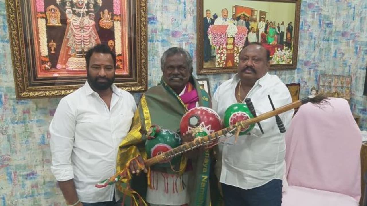 కిన్నెర మొగులయ్యకు మంత్రి గంగుల ఆర్థిక సాయం (Video) కిన్నెర మొగులయ్యకు మంత్రి గంగుల ఆర్థిక సాయం (Video)