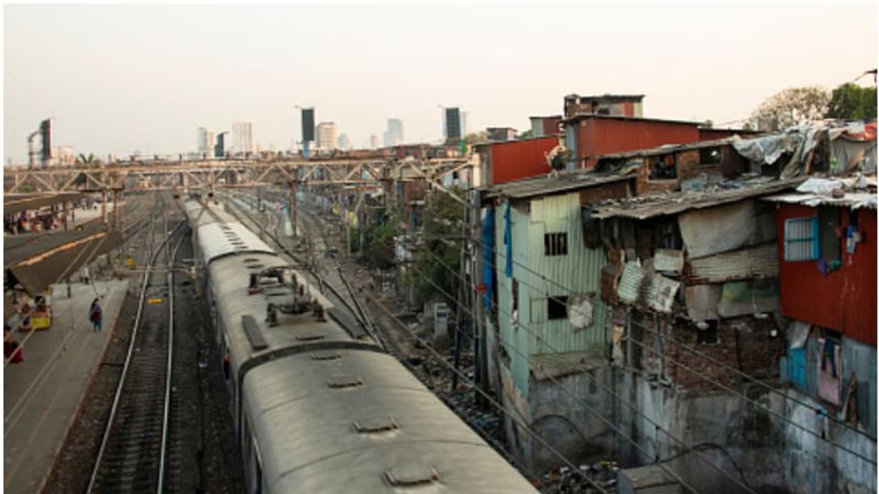 റെയിൽവെ ഭൂമിയിലെ ചേരികൾ ഒഴിപ്പിക്കാം; പക്ഷേ സാമ്പത്തിക സഹായം നൽകണം: സുപ്രീംകോടതി