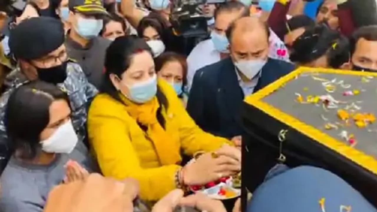 भोपाल में ग्रुप कैप्टन Varun singh को आरती उतार दी जा रही आखिरी सलामी, पूरा इलाका अमर रहें नारों से गूंज उठा