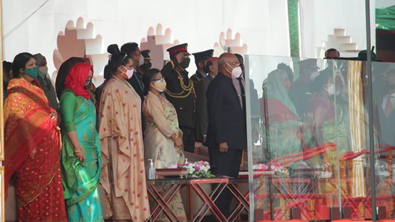 1971 में पाक ने जो मंदिर तोड़ा, कल उसका उद्घाटन करेंगे कोविंद; बांग्लादेश विजय दिवस की परेड में हुए शामिल 1971 में पाक ने जो मंदिर तोड़ा, कल उसका उद्घाटन करेंगे कोविंद; बांग्लादेश विजय दिवस की परेड में हुए शामिल