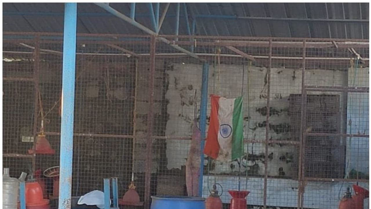 National Flag : 'ചിക്കന് സ്റ്റാളില് കൈതുടക്കാന് ഉപയോഗിച്ചു'; ദേശീയപതാകയെ അവഹേളിച്ചതായി ആരോപണം National Flag : 'ചിക്കന് സ്റ്റാളില് കൈതുടക്കാന് ഉപയോഗിച്ചു'; ദേശീയപതാകയെ അവഹേളിച്ചതായി ആരോപണം