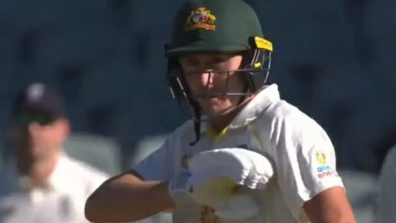 మ్యాచ్ మధ్యలో సిగరెట్ లైటర్ కావాలంటూ కోరిన మార్నస్ లబుషేన్... లైటర్తో ఏం చేశాడో తెలిస్తే... మ్యాచ్ మధ్యలో సిగరెట్ లైటర్ కావాలంటూ కోరిన మార్నస్ లబుషేన్... లైటర్తో ఏం చేశాడో తెలిస్తే...