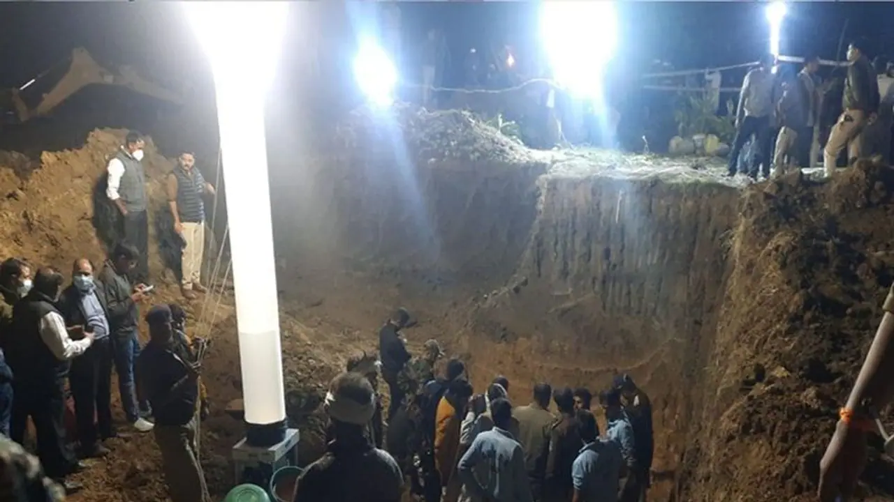 MP में 80 फीट गहरे बोर में गिरी डेढ़ साल की बच्ची, बस रोए जा रही..मां ने पूछा कैसी है बेटी तो बोली मम्मी आ जाओ