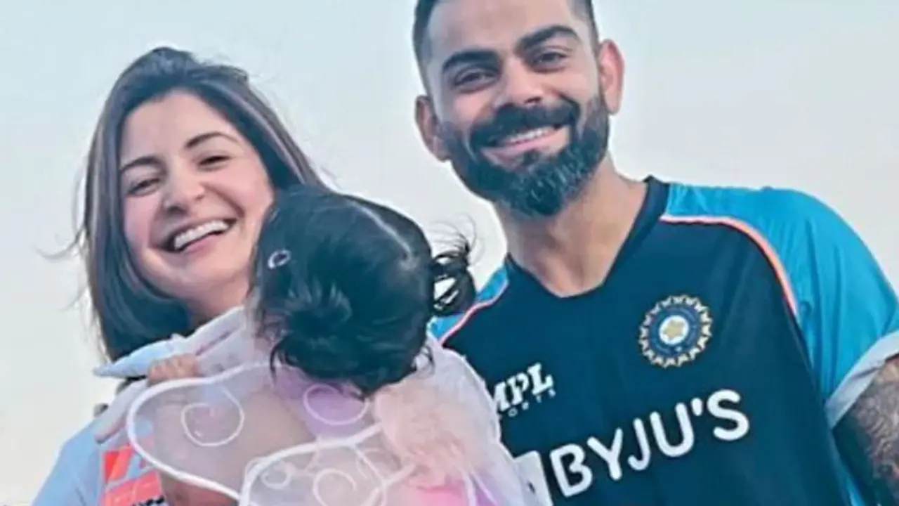 Anushka Sharma Virat Kohli की शहजादी वामिका की पहली तस्वीर आई सामने, नन्ही परी की वायरल हो रही फोटो Anushka Sharma Virat Kohli की शहजादी वामिका की पहली तस्वीर आई सामने, नन्ही परी की वायरल हो रही फोटो