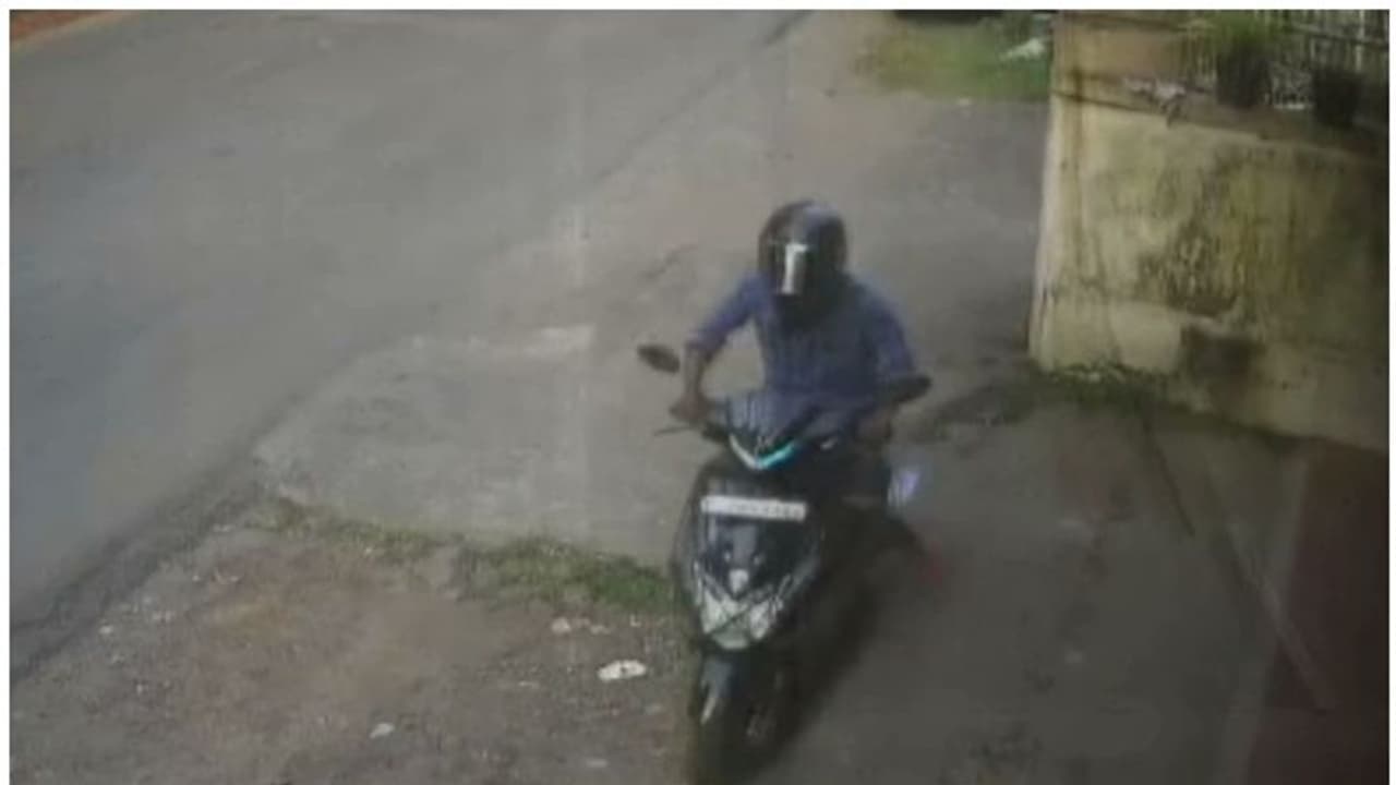 Kochi Scooter Theft : സ്കൂട്ടര്‍ മോഷ്ടിച്ച് കടക്കവേ പെട്രോള്‍ തീര്‍ന്നു; യുവാവ് പൊലീസ് പിടിയില്‍