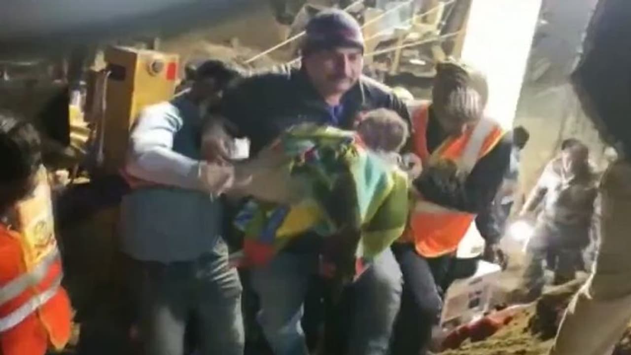 MP में मासूम का रेस्क्यू सफल, बोरवेल में गिरी डेढ़ साल की बच्ची साढ़े 9 घंटे बाद बाहर आई MP में मासूम का रेस्क्यू सफल, बोरवेल में गिरी डेढ़ साल की बच्ची साढ़े 9 घंटे बाद बाहर आई