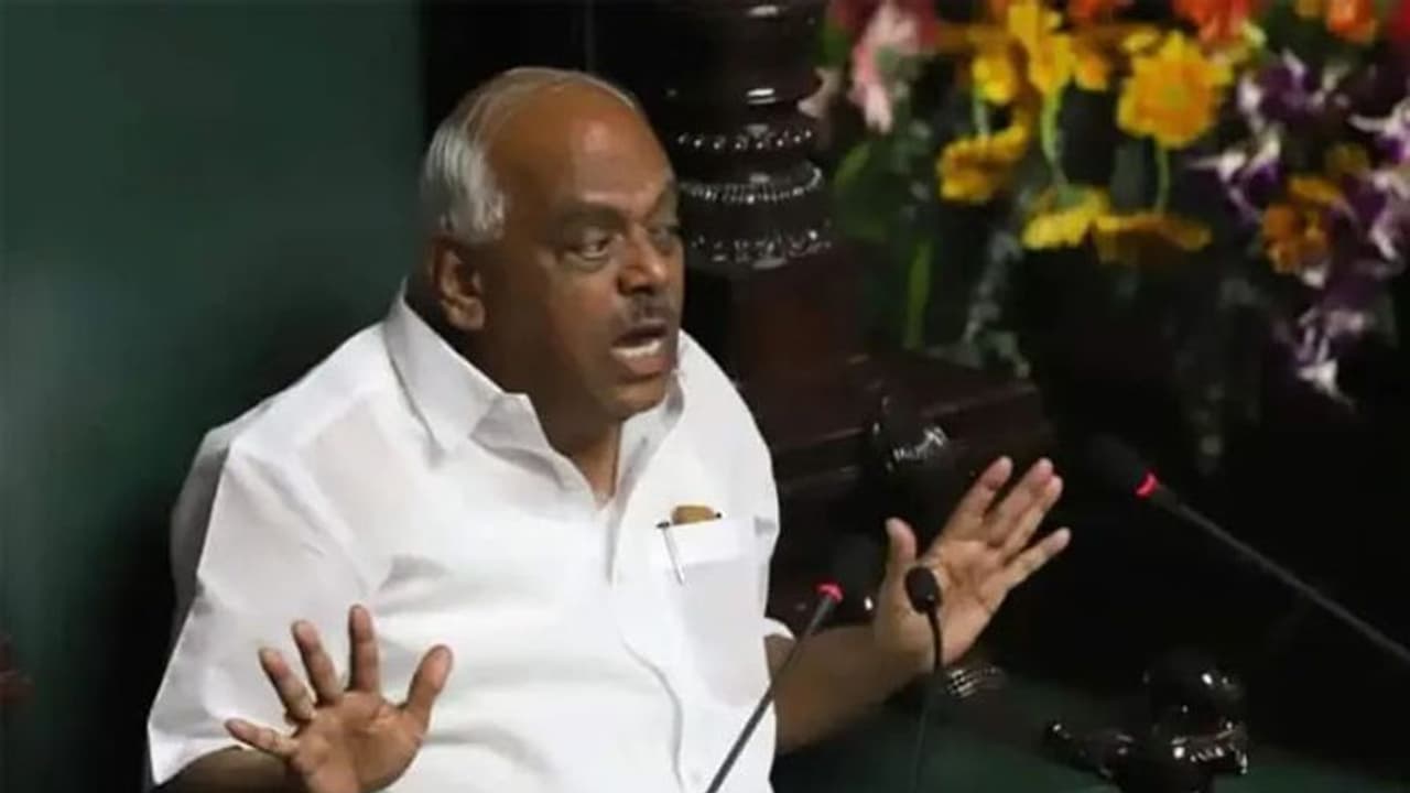 कर्नाटक विधानसभा में कांग्रेस MLA की टिप्पणी से बवाल, जब रेप रोका नहीं जा सके, तो लेट जाओ और आनंद लो कर्नाटक विधानसभा में कांग्रेस MLA की टिप्पणी से बवाल, जब रेप रोका नहीं जा सके, तो लेट जाओ और आनंद लो