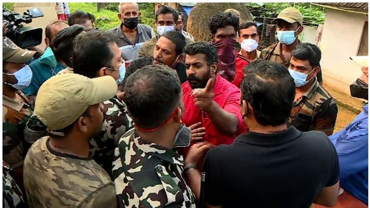 Wayanad Tiger Attack : കടുവയെ പിടിക്കാത്തത് ചോദ്യംചെയ്ത് നാട്ടുകാര്; ഉദ്യോഗസ്ഥരുമായി കയ്യാങ്കളി,ഉന്തുംതള്ളും Wayanad Tiger Attack : കടുവയെ പിടിക്കാത്തത് ചോദ്യംചെയ്ത് നാട്ടുകാര്; ഉദ്യോഗസ്ഥരുമായി കയ്യാങ്കളി,ഉന്തുംതള്ളും