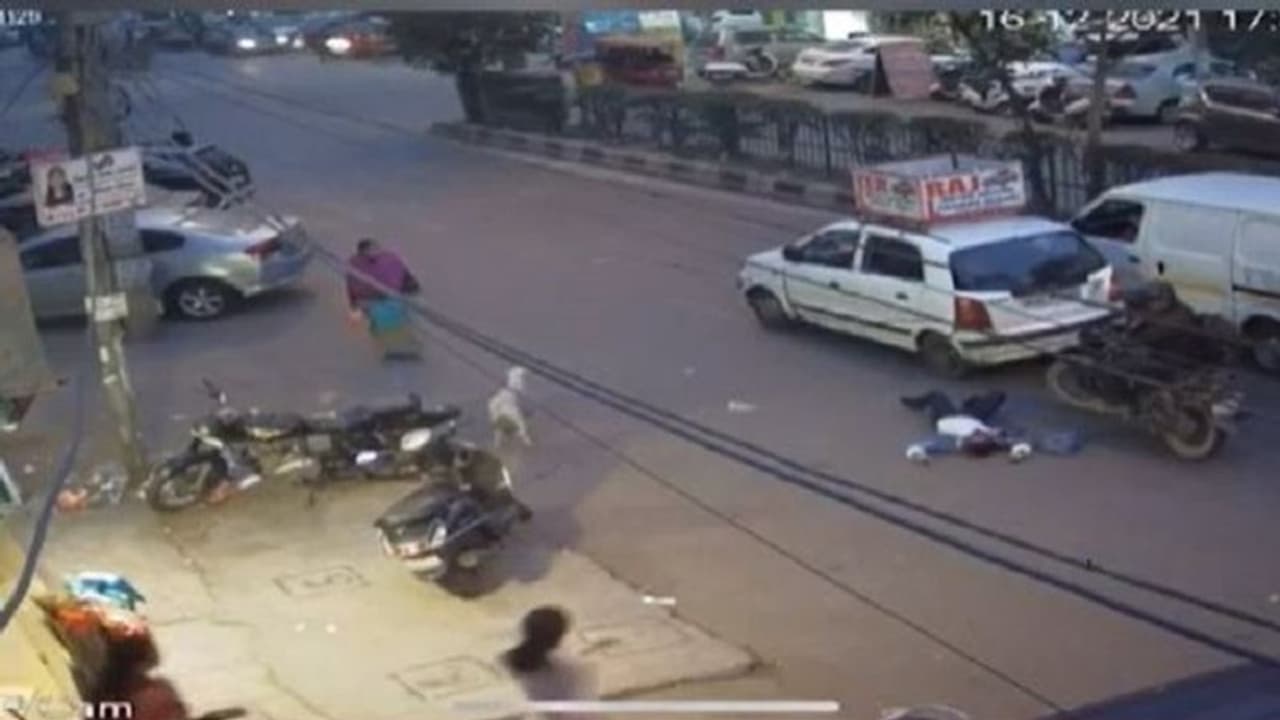 ఢిల్లీలో దారుణం.. స్కూటీపై మహిళను 150 మీటర్లు లాక్కెళ్లిన స్నాచర్లు.. ఢిల్లీలో దారుణం.. స్కూటీపై మహిళను 150 మీటర్లు లాక్కెళ్లిన స్నాచర్లు..