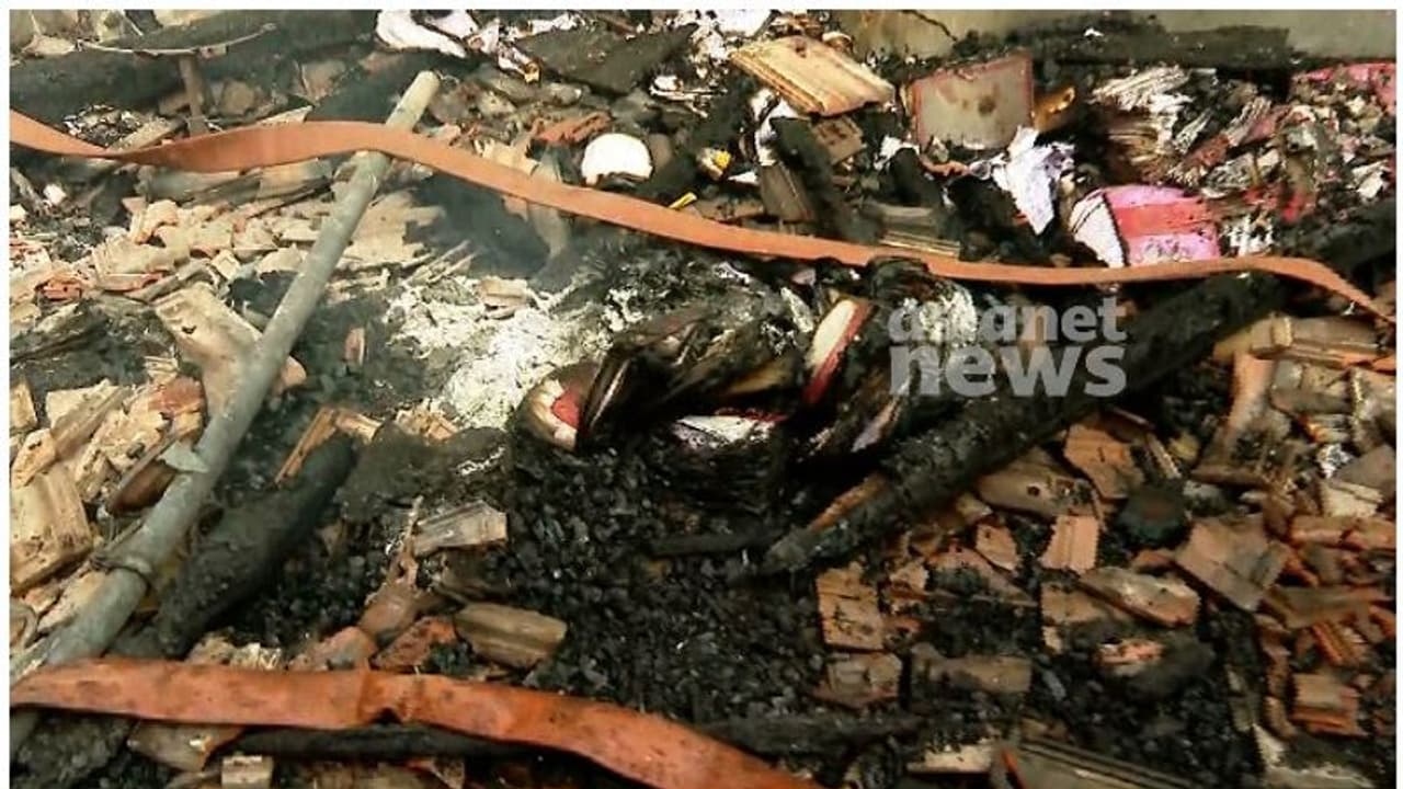 Vadakara Taluk office : താലൂക്ക് ഓഫീസിലെ തീപിടുത്തം: സത്യം കണ്ടെത്താൻ 11 അംഗ ദൗത്യസംഘം Vadakara Taluk office : താലൂക്ക് ഓഫീസിലെ തീപിടുത്തം: സത്യം കണ്ടെത്താൻ 11 അംഗ ദൗത്യസംഘം