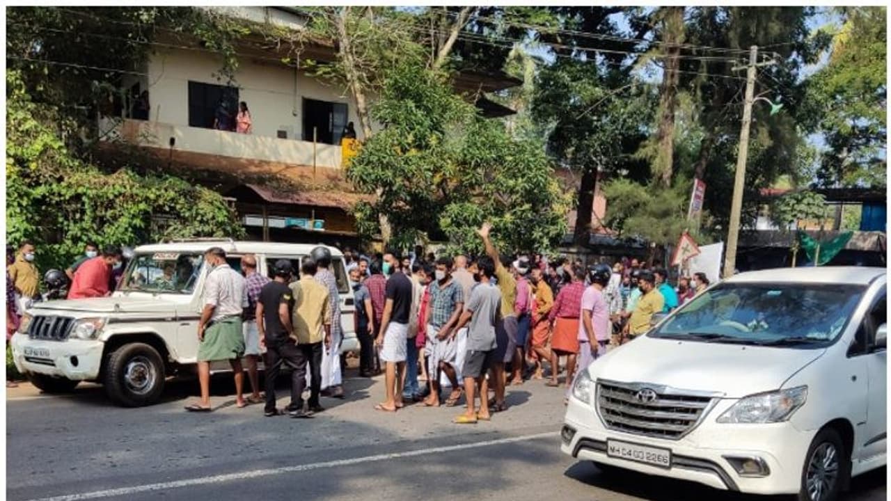 കോഴിക്കോട്ട് പഞ്ചായത്ത് ഓഫീസിന് മുന്നിൽ യുവതിയെ തീകൊളുത്തി യുവാവ് ആത്മഹത്യയ്ക്ക് ശ്രമിച്ചു