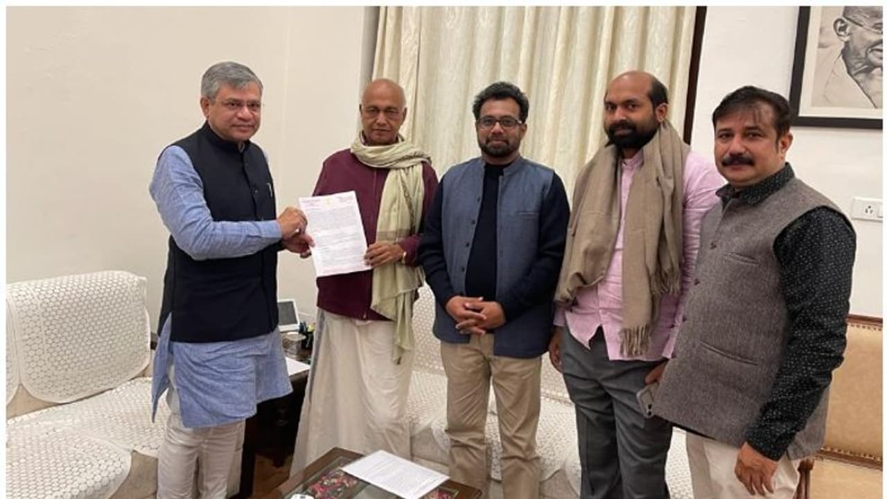 Silver Line Project : 'പദ്ധതി തകർക്കാന് അനുവദിക്കരുത്'; റെയില്വേ മന്ത്രിയെ കണ്ട് ഇടത് എംപിമാര് Silver Line Project : 'പദ്ധതി തകർക്കാന് അനുവദിക്കരുത്'; റെയില്വേ മന്ത്രിയെ കണ്ട് ഇടത് എംപിമാര്