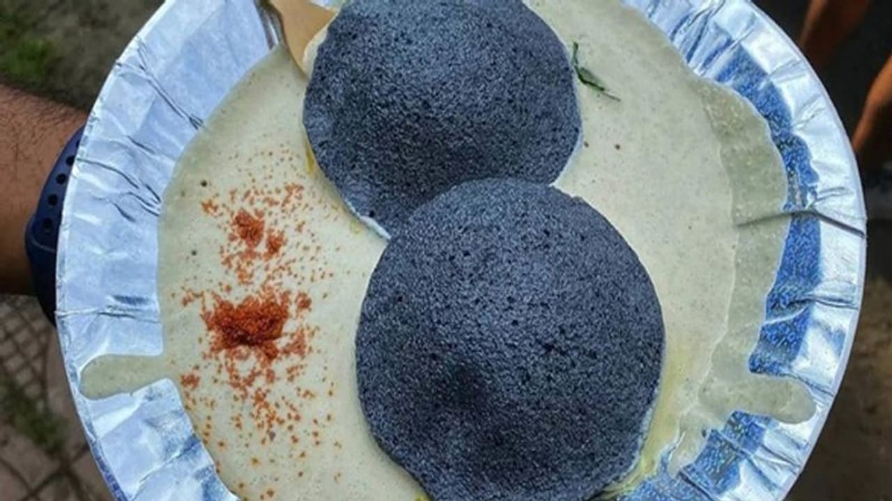 इडली का ऐसा रूप देख दंग रह जाएंगे आप, नागपुर के वेंडर ने बना दी काले रंग की इडली, जानें इसकी खासियत