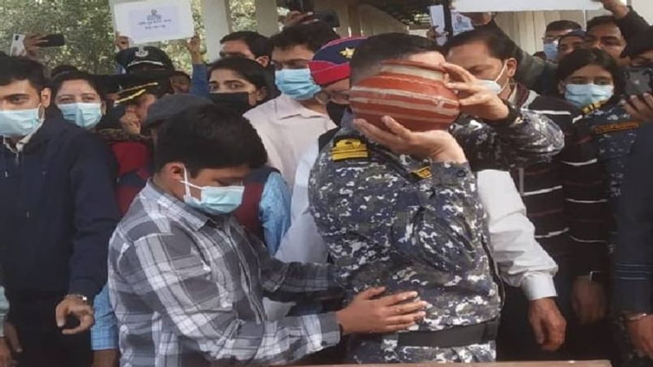 Last Journey Of Varun Singh: শেষযাত্রায় বায়ুসেনার গ্রুপ ক্যাপ্টেন বরুণ সিং, সম্মান জানালেন মুখ্যমন্ত্রীও Last Journey Of Varun Singh: শেষযাত্রায় বায়ুসেনার গ্রুপ ক্যাপ্টেন বরুণ সিং, সম্মান জানালেন মুখ্যমন্ত্রীও