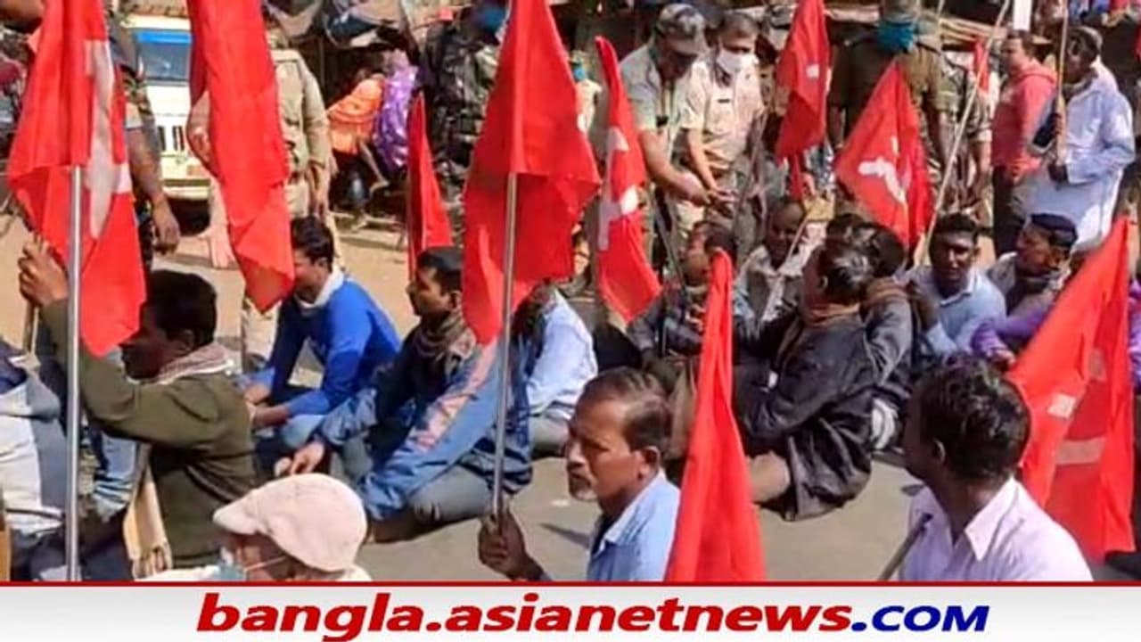 CPIM’s Movement: জাতীয় সড়ক অবরোধ, ১১ দফা দাবি নিয়ে বাঁকুড়ায় বড়সড় বিক্ষোভ বামেদের CPIM’s Movement: জাতীয় সড়ক অবরোধ, ১১ দফা দাবি নিয়ে বাঁকুড়ায় বড়সড় বিক্ষোভ বামেদের