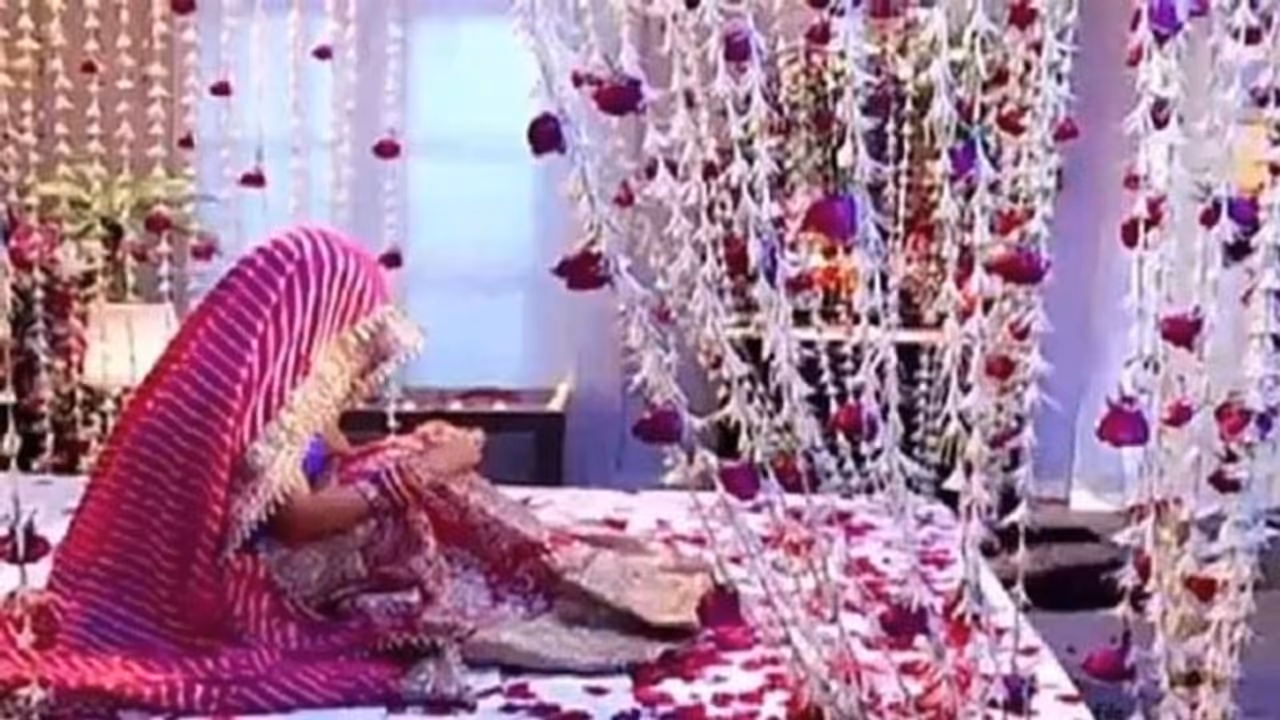 Relationship Tips: भूलकर भी अपनी सुहागरात पर ना करें ये काम, बिगड़ सकती है आगे की लाइफ