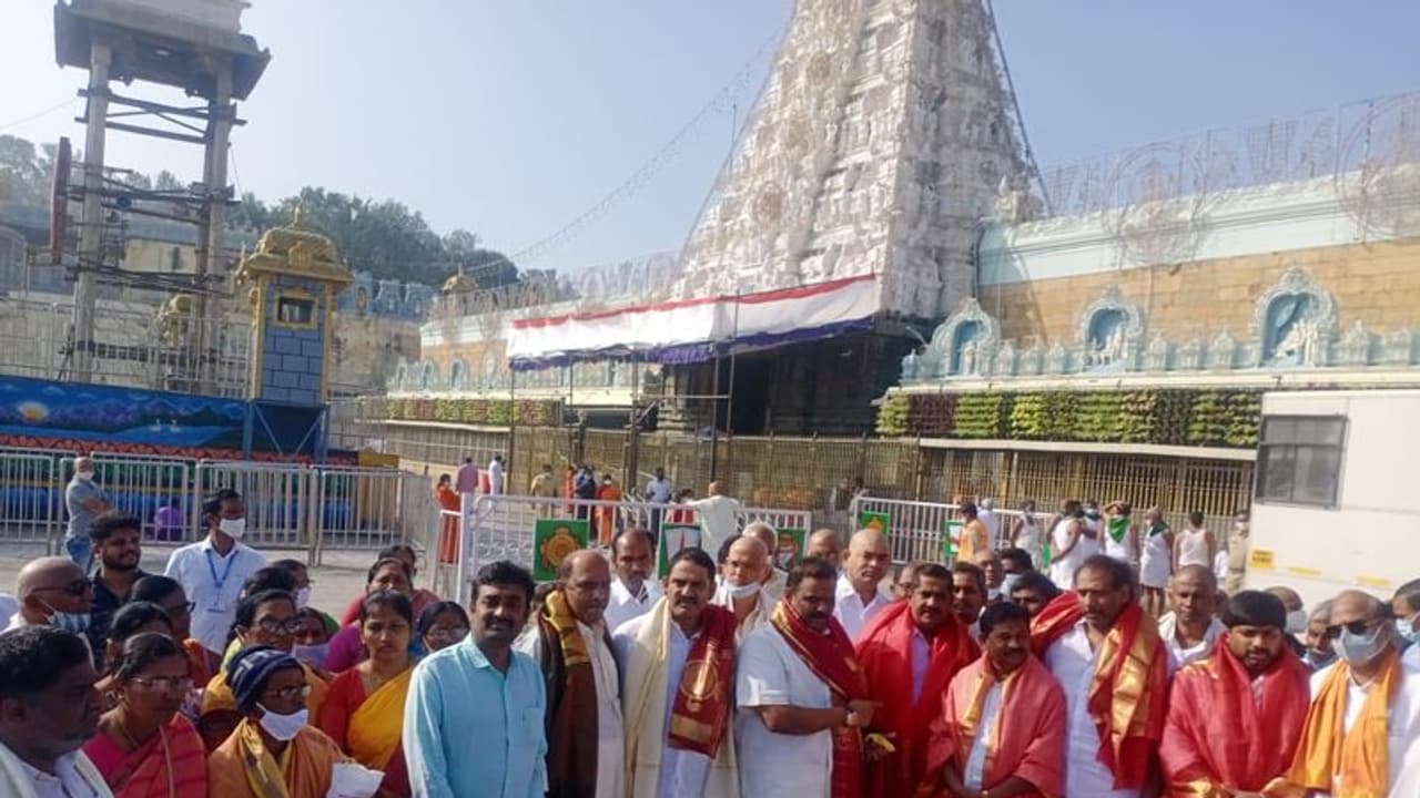 తిరుపతిలో టీడీపీ ఎమ్మెల్యేలు, అమరావతి రైతుల పూజలు. తిరుపతిలో టీడీపీ ఎమ్మెల్యేలు, అమరావతి రైతుల పూజలు.