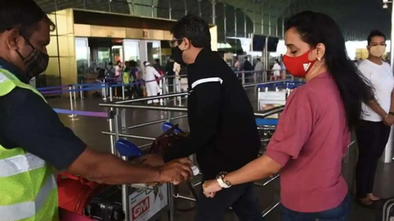 Omicron से बचने के लिए हफ्ते हफ्ते वैक्सीन लगवानी पड़ेगी? जानें क्या है वायरल मैसेज का सच Omicron से बचने के लिए हफ्ते हफ्ते वैक्सीन लगवानी पड़ेगी? जानें क्या है वायरल मैसेज का सच