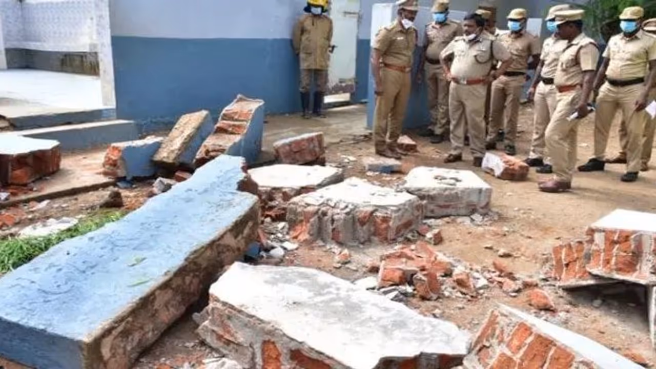 நெல்லை பள்ளி விபத்து..அடிப்பட்ட மாணவர்களை ஆசிரியர்கள் தூக்க தயங்கினார்களா..? மனித உரிமை ஆணையம் வெளிப்படை நெல்லை பள்ளி விபத்து..அடிப்பட்ட மாணவர்களை ஆசிரியர்கள் தூக்க தயங்கினார்களா..? மனித உரிமை ஆணையம் வெளிப்படை