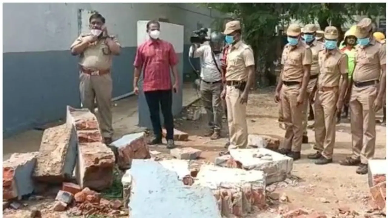 Toilet Wall Collapse : സ്കൂൾ ശുചിമുറി തകർന്ന് കുട്ടികൾ മരിച്ച കേസ്: പ്രധാനാധ്യാപികയടക്കം മൂന്ന് പേർ അറസ്റ്റിൽ Toilet Wall Collapse : സ്കൂൾ ശുചിമുറി തകർന്ന് കുട്ടികൾ മരിച്ച കേസ്: പ്രധാനാധ്യാപികയടക്കം മൂന്ന് പേർ അറസ്റ്റിൽ