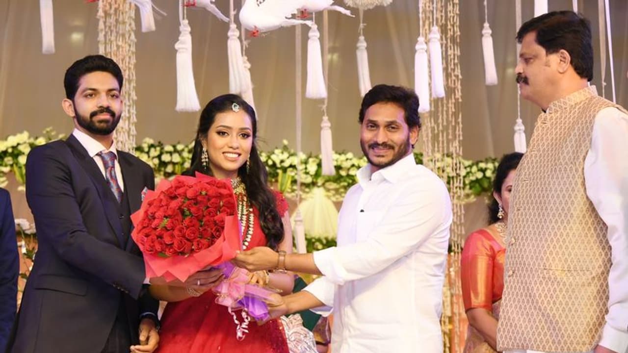 YS Jagan Vizag Tour: అభివృద్ధి కార్యక్రమాలు, వివాహ వేడుకలతో జగన్ బిజీ (వీడియో) YS Jagan Vizag Tour: అభివృద్ధి కార్యక్రమాలు, వివాహ వేడుకలతో జగన్ బిజీ (వీడియో)