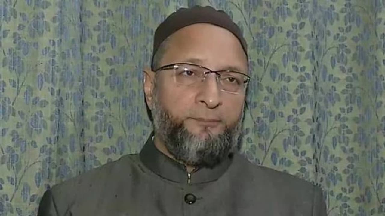 BJP पर जमकर बरसे ओवैसी, कहा बुखार से 200 बच्चो की हुई मौत लेकिन बाबा को नाम बदलने से फुर्सत नहीं BJP पर जमकर बरसे ओवैसी, कहा बुखार से 200 बच्चो की हुई मौत लेकिन बाबा को नाम बदलने से फुर्सत नहीं