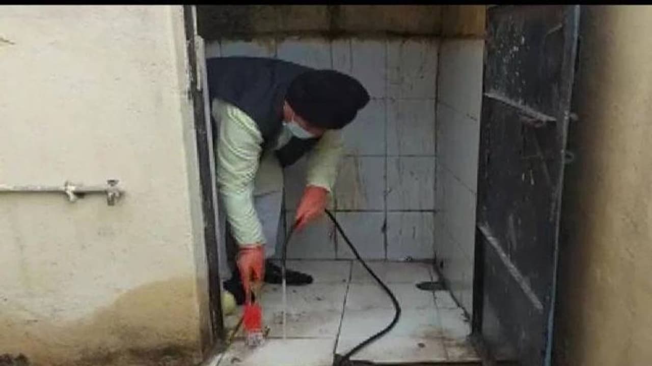 मध्यप्रदेश के ऊर्जा मंत्री Pradhuman Singh ने स्कूल में किया शौचालय साफ, छात्रा ने की थी शिकायत मध्यप्रदेश के ऊर्जा मंत्री Pradhuman Singh ने स्कूल में किया शौचालय साफ, छात्रा ने की थी शिकायत