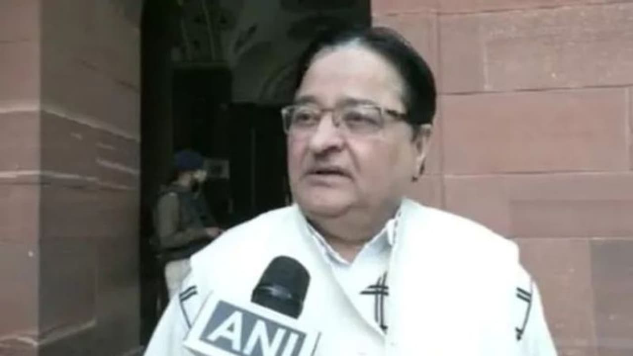 18 ఏళ్లకే ఓటేయగా లేనిదీ.. ఆ వయస్సులో పెళ్లి చేసుకుంటేంటీ? సమాజ్ వాదీ ఎంపీ సంచలన వ్యాఖ్యలు 18 ఏళ్లకే ఓటేయగా లేనిదీ.. ఆ వయస్సులో పెళ్లి చేసుకుంటేంటీ? సమాజ్ వాదీ ఎంపీ సంచలన వ్యాఖ్యలు