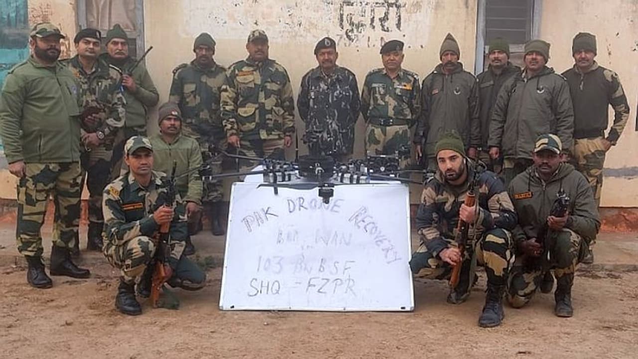 পাকিস্তানের দিক থেকে উড়ে এসেছিল চিনের তৈরি ড্রোন, দেখেই গুলি চালাল বিএসএফ পাকিস্তানের দিক থেকে উড়ে এসেছিল চিনের তৈরি ড্রোন, দেখেই গুলি চালাল বিএসএফ