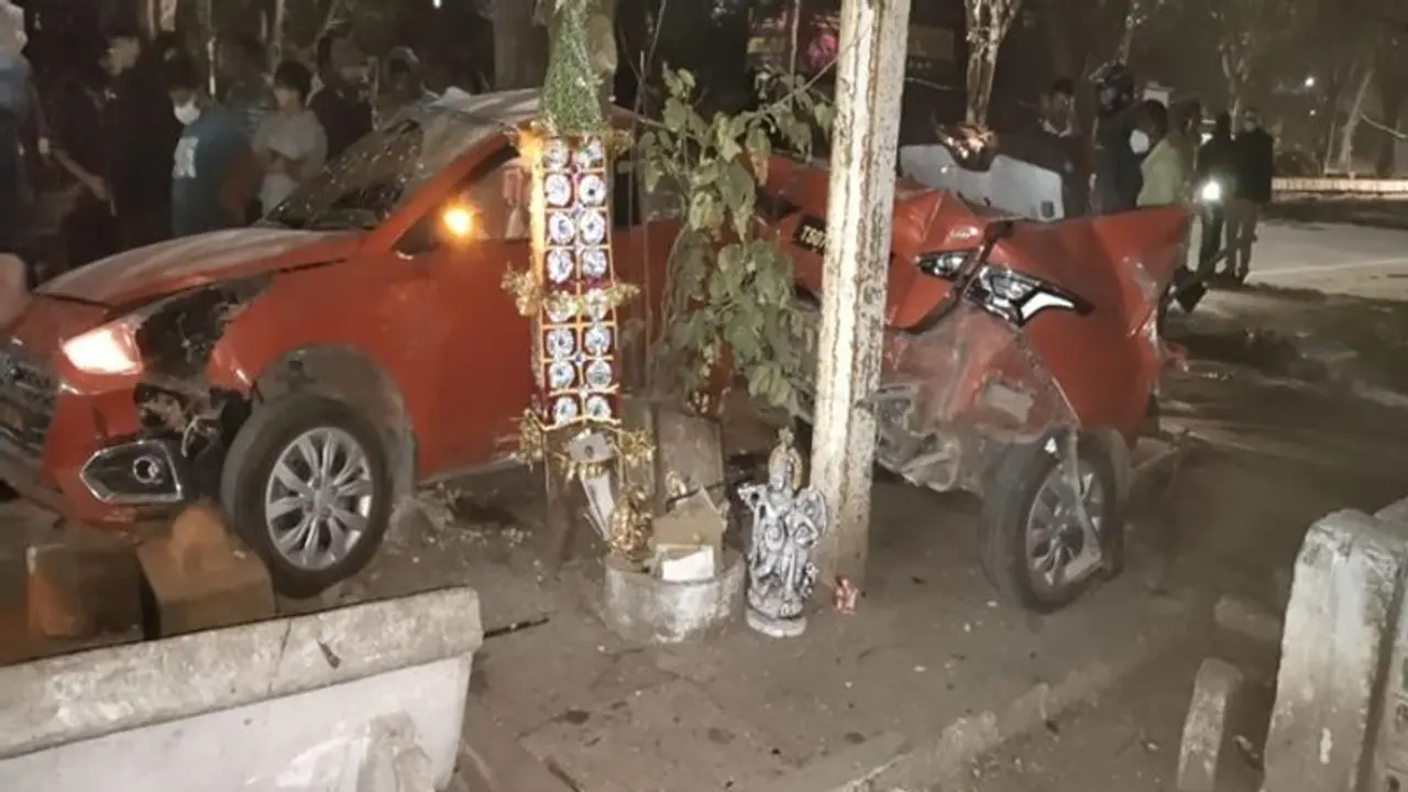 Hyderabd road accident : డివైడర్ ఢీకొన్న కారు, డ్రైవర్ సహా ఇద్దరు లేడీ జూనియర్ ఆర్టిస్టుల మృతి