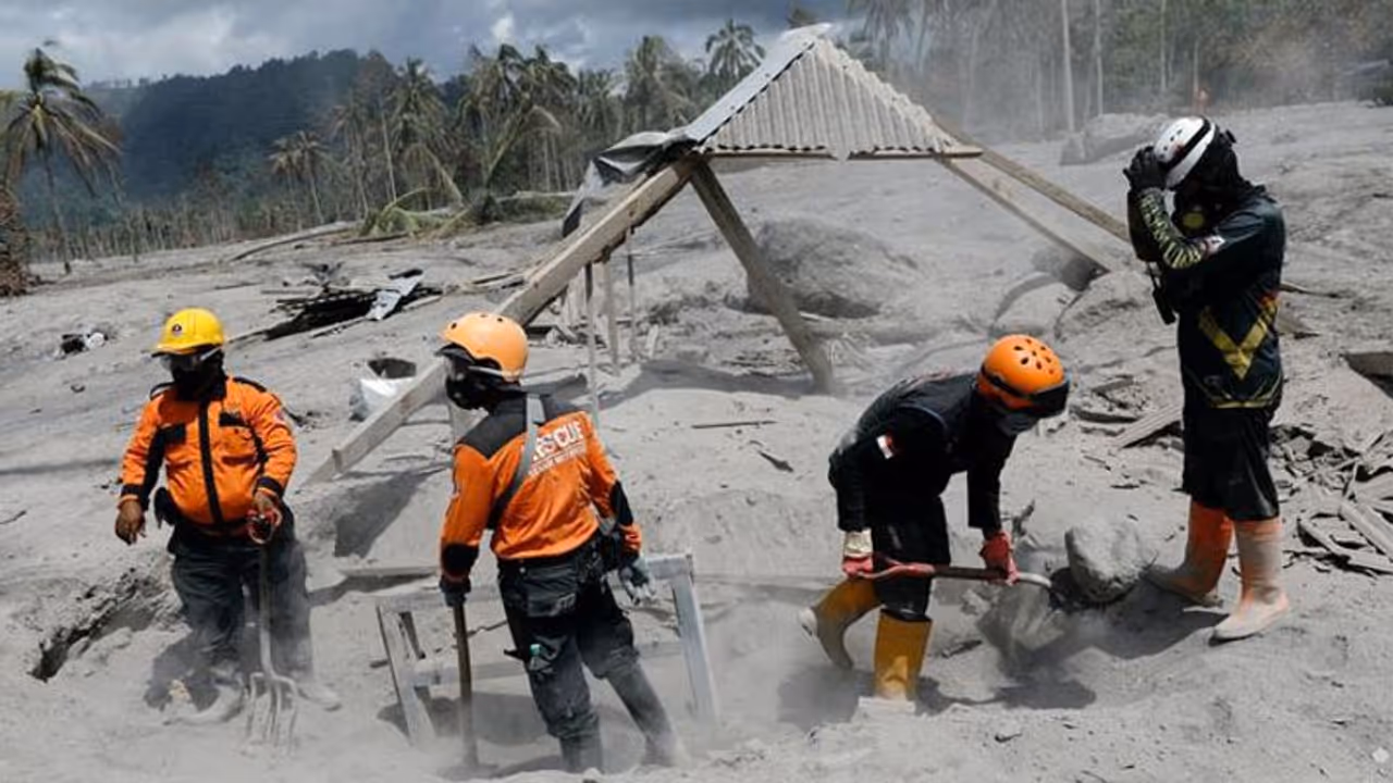 इंडोनेशिया में फिर ज्वालामुखी फटने का Alert, कुछ दिन पहले मच चुकी है तबाही; 48 लोगों की हुई थी मौत इंडोनेशिया में फिर ज्वालामुखी फटने का Alert, कुछ दिन पहले मच चुकी है तबाही; 48 लोगों की हुई थी मौत