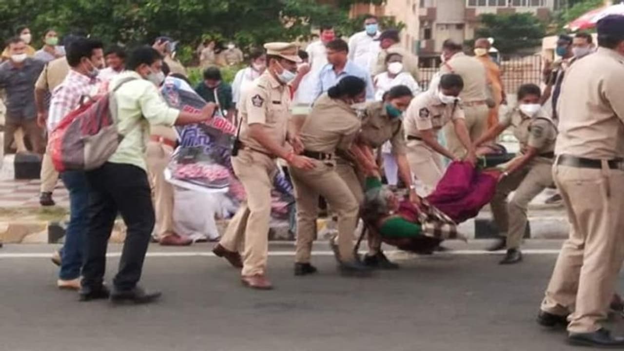 విశాఖలో సీఎం జగన్ పర్యటన.. కాన్వాయ్ మార్గంలో మెరుపు ధర్నా! విశాఖలో సీఎం జగన్ పర్యటన.. కాన్వాయ్ మార్గంలో మెరుపు ధర్నా!