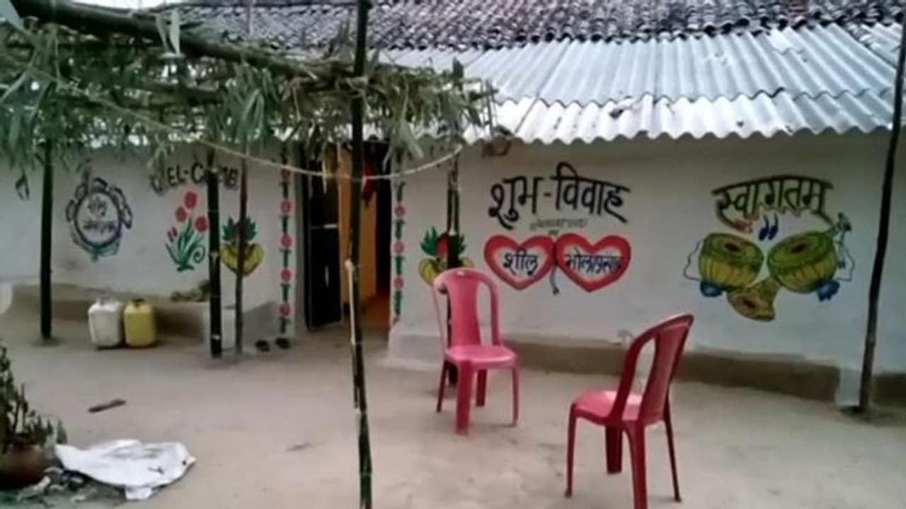 ऐ जरा फिल्मी है! हंसी खुशी शादी की, घर से दूल्हे संग निकली, रास्ते में प्रेमी मिला तो बाइक से भाग गई दुल्हन ऐ जरा फिल्मी है! हंसी खुशी शादी की, घर से दूल्हे संग निकली, रास्ते में प्रेमी मिला तो बाइक से भाग गई दुल्हन