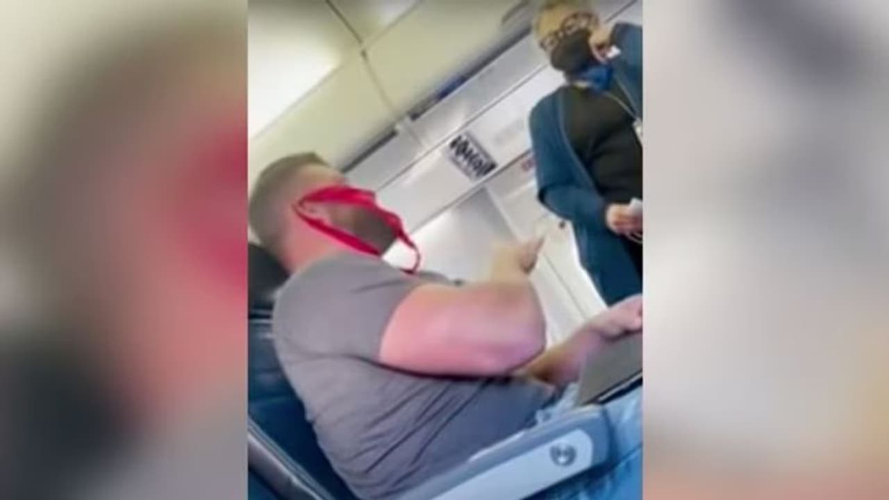 அட த்தூ.. சிவப்பு நிறத்தில் பெண்ணின் உள்ளாடையை மாஸ்காக அணிந்து வந்த பயணி.. விமானத்தில் நடந்த களேபரம். அட த்தூ.. சிவப்பு நிறத்தில் பெண்ணின் உள்ளாடையை மாஸ்காக அணிந்து வந்த பயணி.. விமானத்தில் நடந்த களேபரம்.