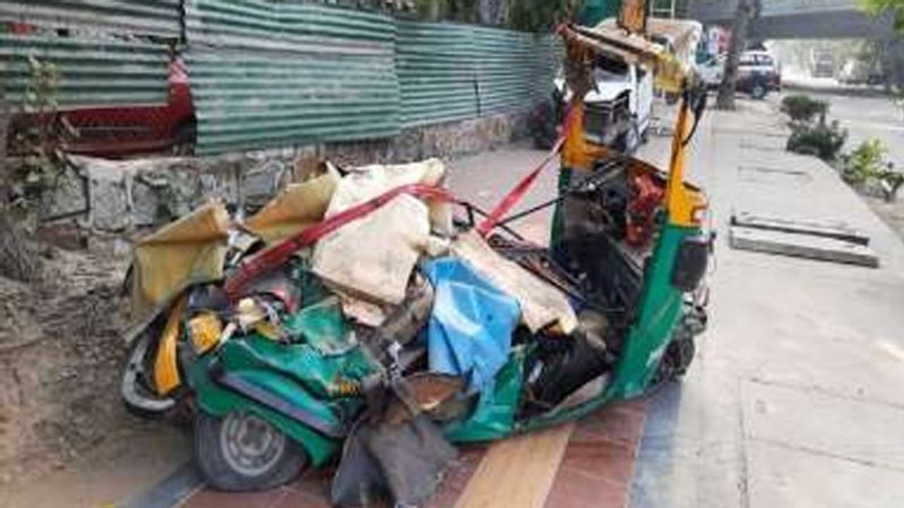 Accident In Delhi: ರಿಕ್ಷಾ ಮೇಲೆ ಬಿದ್ದ ಕಂಟೇನರ್: ನಾಲ್ವರು ಸ್ಥಳದಲ್ಲೇ ಸಾವು!
