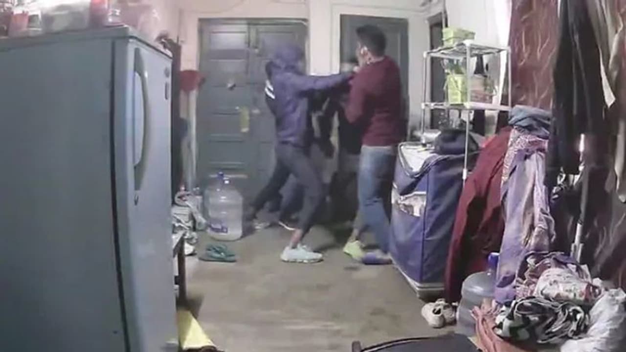 കാമുകിക്ക് വില കൂടിയ സമ്മാനം നൽകാൻ മോഷണം, യുവാവിനെയും സുഹൃത്തുക്കളെയും കയ്യോടെ പിടികൂടി പൊലീസ്