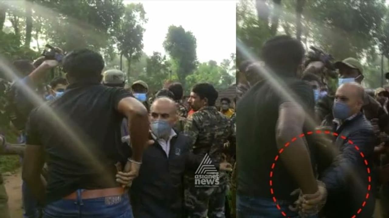 കുറുക്കൻമൂലയിൽ നാട്ടുകാർക്കെതിരെ കത്തിയെടുത്ത വനപാലകനെതിരെ കേസെടുത്തു കുറുക്കൻമൂലയിൽ നാട്ടുകാർക്കെതിരെ കത്തിയെടുത്ത വനപാലകനെതിരെ കേസെടുത്തു