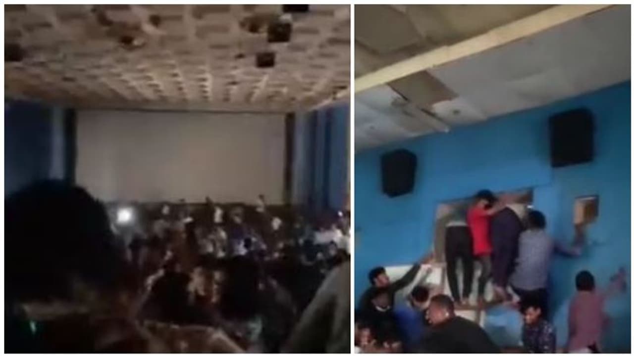 Allu Arjun Fans: புஷ்பா திரைப்படத்தின் ஆடியோ கேட்காததால்.. திரையரங்கை தும்சம் செய்த ரசிகர்கள்! வீடியோ.. Allu Arjun Fans: புஷ்பா திரைப்படத்தின் ஆடியோ கேட்காததால்.. திரையரங்கை தும்சம் செய்த ரசிகர்கள்! வீடியோ..