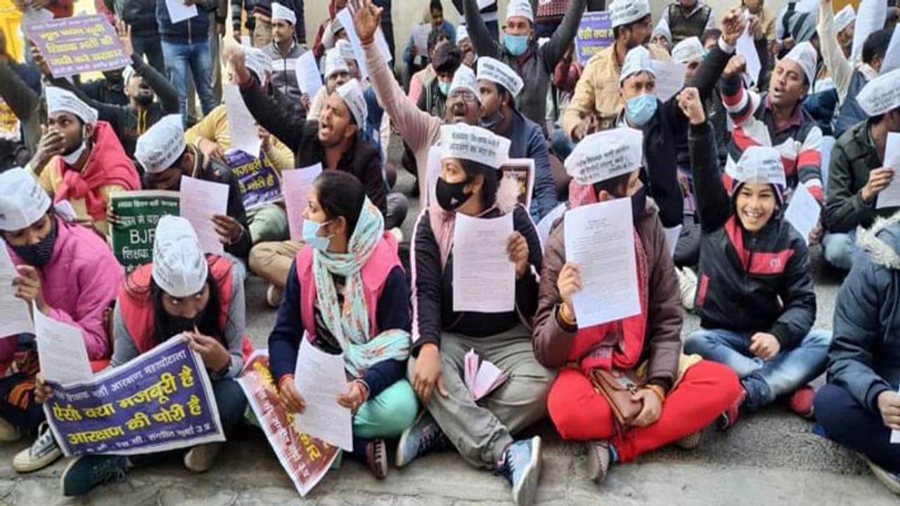 69 हजार शिक्षा भर्ती : अभ्यर्थियों ने लगाया बेसिक शिक्षा मंत्री पर विधानसभा में झूठ बोलने का आरोप 69 हजार शिक्षा भर्ती : अभ्यर्थियों ने लगाया बेसिक शिक्षा मंत्री पर विधानसभा में झूठ बोलने का आरोप