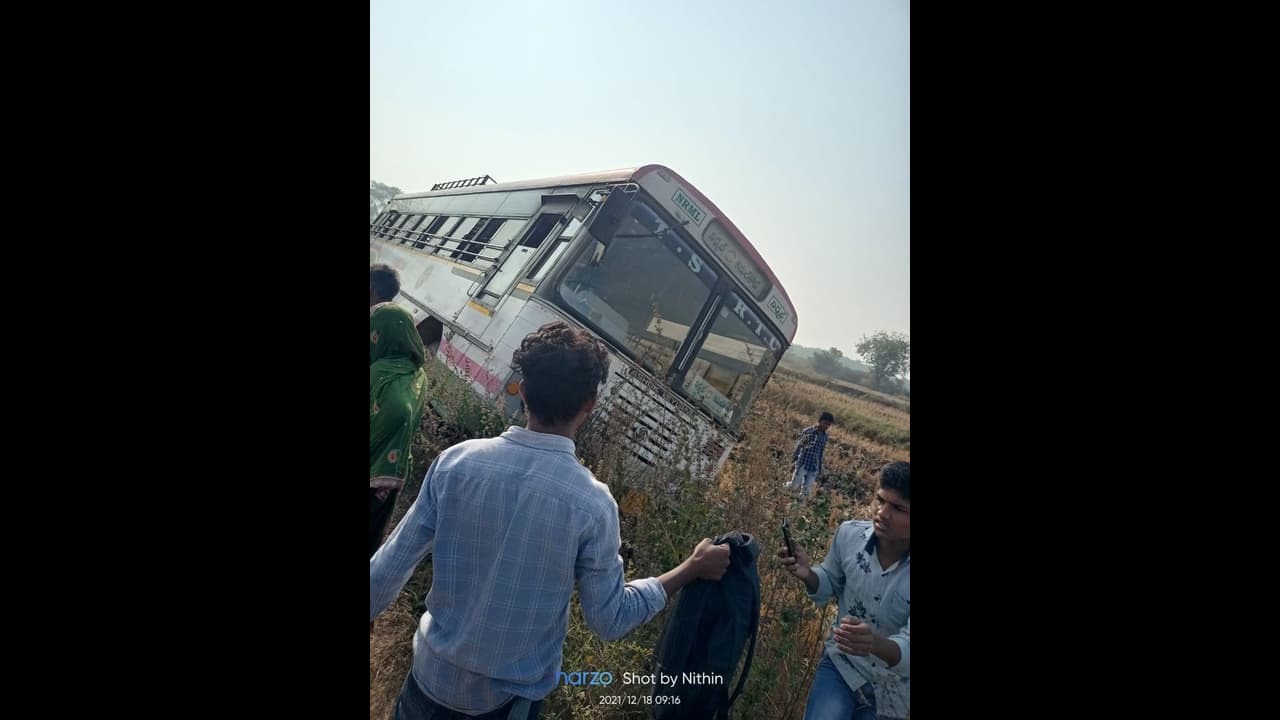 NIRMAL BUS ACCIDENT : నిర్మల్ అదుపుతప్పి పొలాల్లోకి దూసుకెళ్లిన ఆర్టీసీ బస్సు..