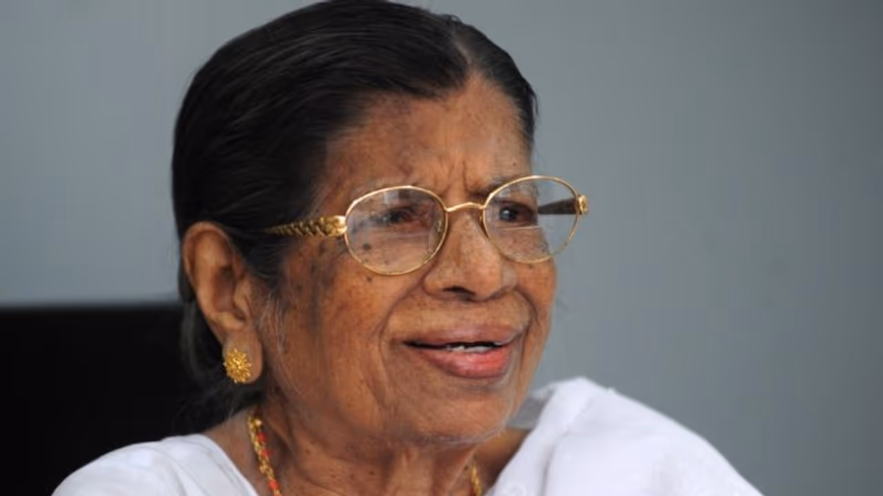 KR Gouri's savings : കെ ആർ ഗൗരിയമ്മയുടെ ട്രഷറി നിക്ഷേപം; സഹോദരിയുടെ മകൾക്ക് കൈമാറാൻ ഹൈക്കോടതി ഉത്തരവ് KR Gouri's savings : കെ ആർ ഗൗരിയമ്മയുടെ ട്രഷറി നിക്ഷേപം; സഹോദരിയുടെ മകൾക്ക് കൈമാറാൻ ഹൈക്കോടതി ഉത്തരവ്