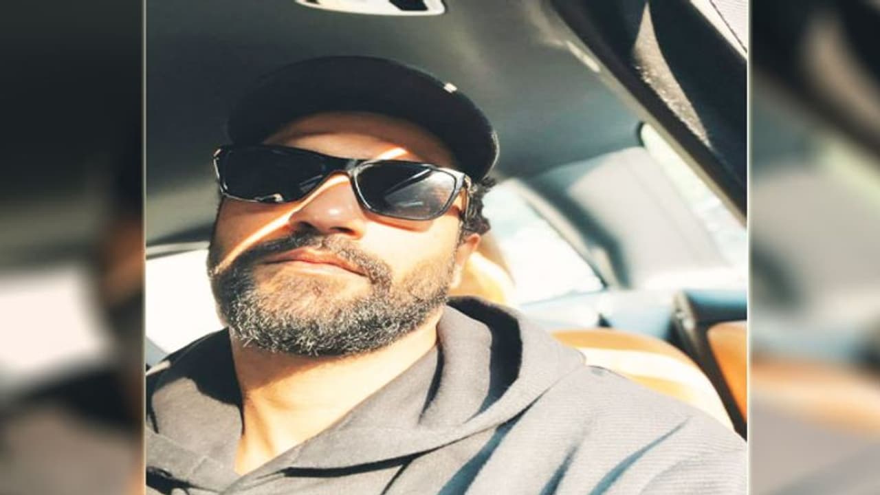 Vicky Kaushal शादी के 10 दिन बाद लौटे शूटिंग पर, फैंस ने पूछा खा लिए हलवा..कैटरीना भाभी किधर हैं Vicky Kaushal शादी के 10 दिन बाद लौटे शूटिंग पर, फैंस ने पूछा खा लिए हलवा..कैटरीना भाभी किधर हैं