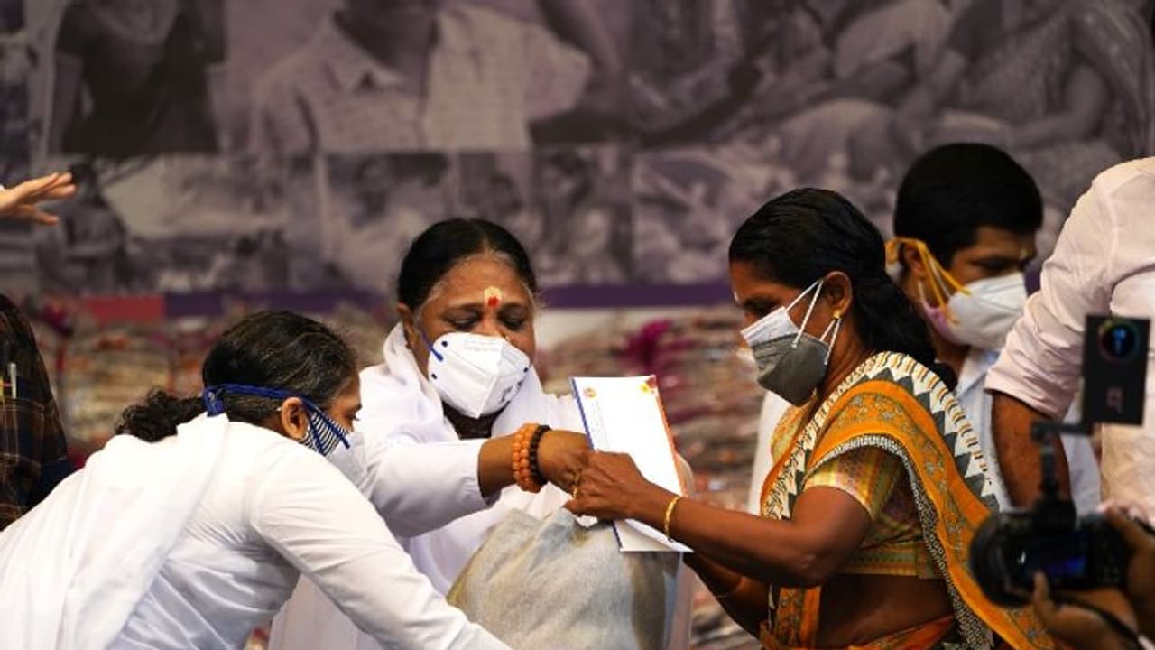 കോവിഡ് കാലത്തെ അമൃതാനന്ദമയി മഠത്തിന്റെ പ്രവർത്തനം മാതൃകാപരമെന്ന് ഗവർണർ ആരിഫ് മുഹമ്മദ് ഖാന്‍