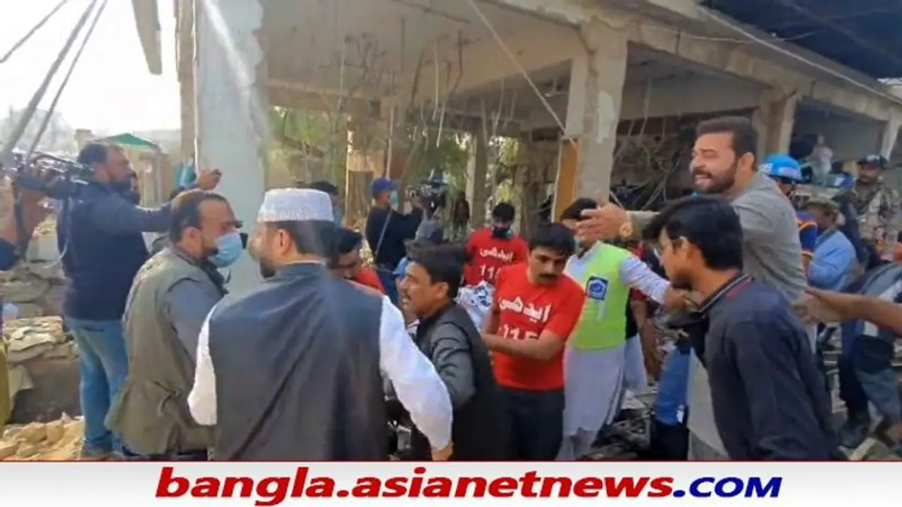 Karachi Blast: অন্তত ১৪ জন নিহত, আহত বহু করাচিতে জোরালো বিস্ফোরণে উড়ে গেল বাড়ি Karachi Blast: অন্তত ১৪ জন নিহত, আহত বহু করাচিতে জোরালো বিস্ফোরণে উড়ে গেল বাড়ি