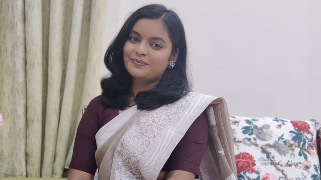 फीस भरने के लिया पिता ने बेच दी थी जमीन, तीसरे अटेम्पट में UPSC Achiever बनी इलेक्ट्रिशियन की बेटी फीस भरने के लिया पिता ने बेच दी थी जमीन, तीसरे अटेम्पट में UPSC Achiever बनी इलेक्ट्रिशियन की बेटी