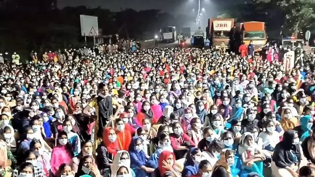 இறந்தவிட்டதாக பரவிய வதந்தி..விடிய விடிய சாலைமறியல்.. வீடியோ காலில் முடிந்த சம்பவம்.. இறந்தவிட்டதாக பரவிய வதந்தி..விடிய விடிய சாலைமறியல்.. வீடியோ காலில் முடிந்த சம்பவம்..