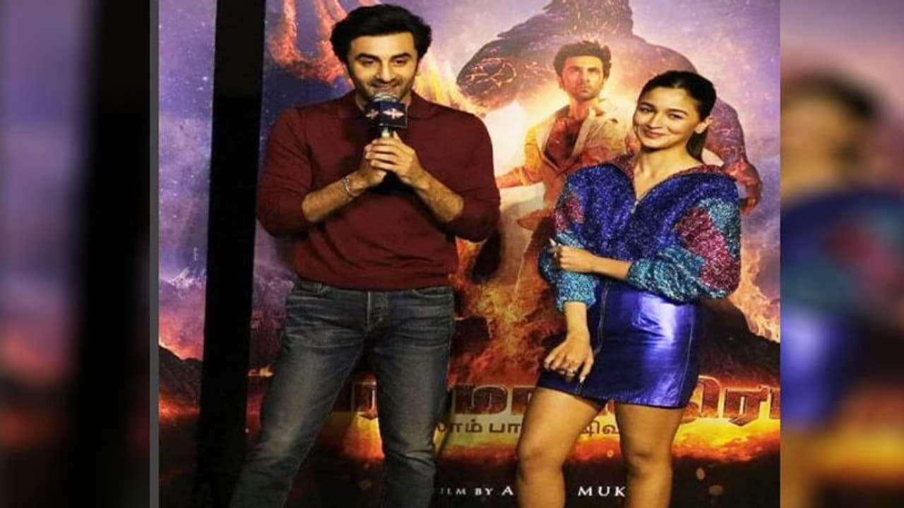 Ranbir Kapoor Alia Bhatt की शादी इस शख्स की वजह से नहीं हो पाई अभी तक, 'विलेन' ने खुद बताई कहानी Ranbir Kapoor Alia Bhatt की शादी इस शख्स की वजह से नहीं हो पाई अभी तक, 'विलेन' ने खुद बताई कहानी