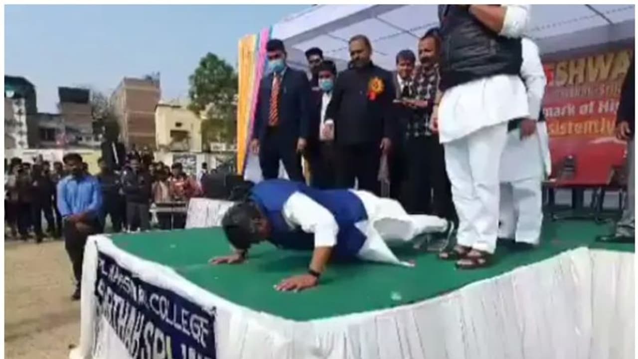 65 ఏళ్లు.. 43 పుష్ అప్లు.. కాలేజీ ఫెస్ట్లో బీజేపీ నేత కైలాస్ విజయవర్గీయ హల్చల్ 65 ఏళ్లు.. 43 పుష్ అప్లు.. కాలేజీ ఫెస్ట్లో బీజేపీ నేత కైలాస్ విజయవర్గీయ హల్చల్