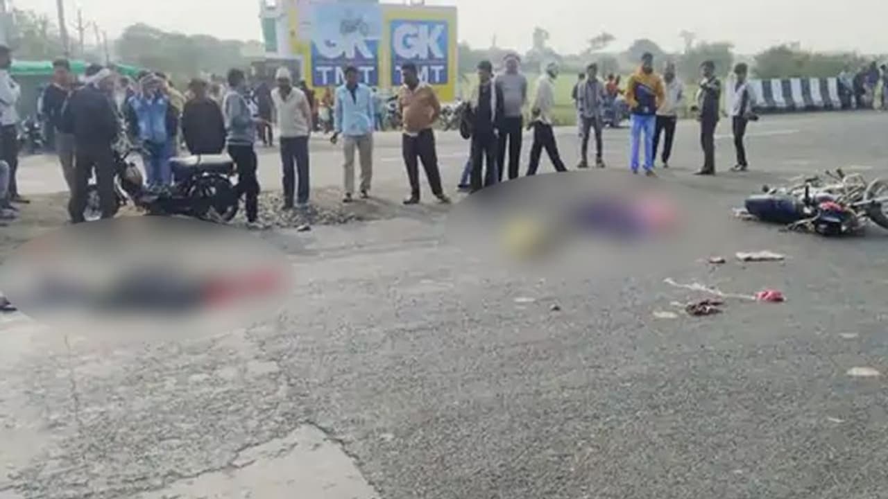 ट्रक के पहिए के नीचे चटनी सा पिसा परिवार, पलभर में बच्ची मां और दादा की मौत..सड़क पर दूर तक बिखर गए चिथड़े ट्रक के पहिए के नीचे चटनी सा पिसा परिवार, पलभर में बच्ची मां और दादा की मौत..सड़क पर दूर तक बिखर गए चिथड़े