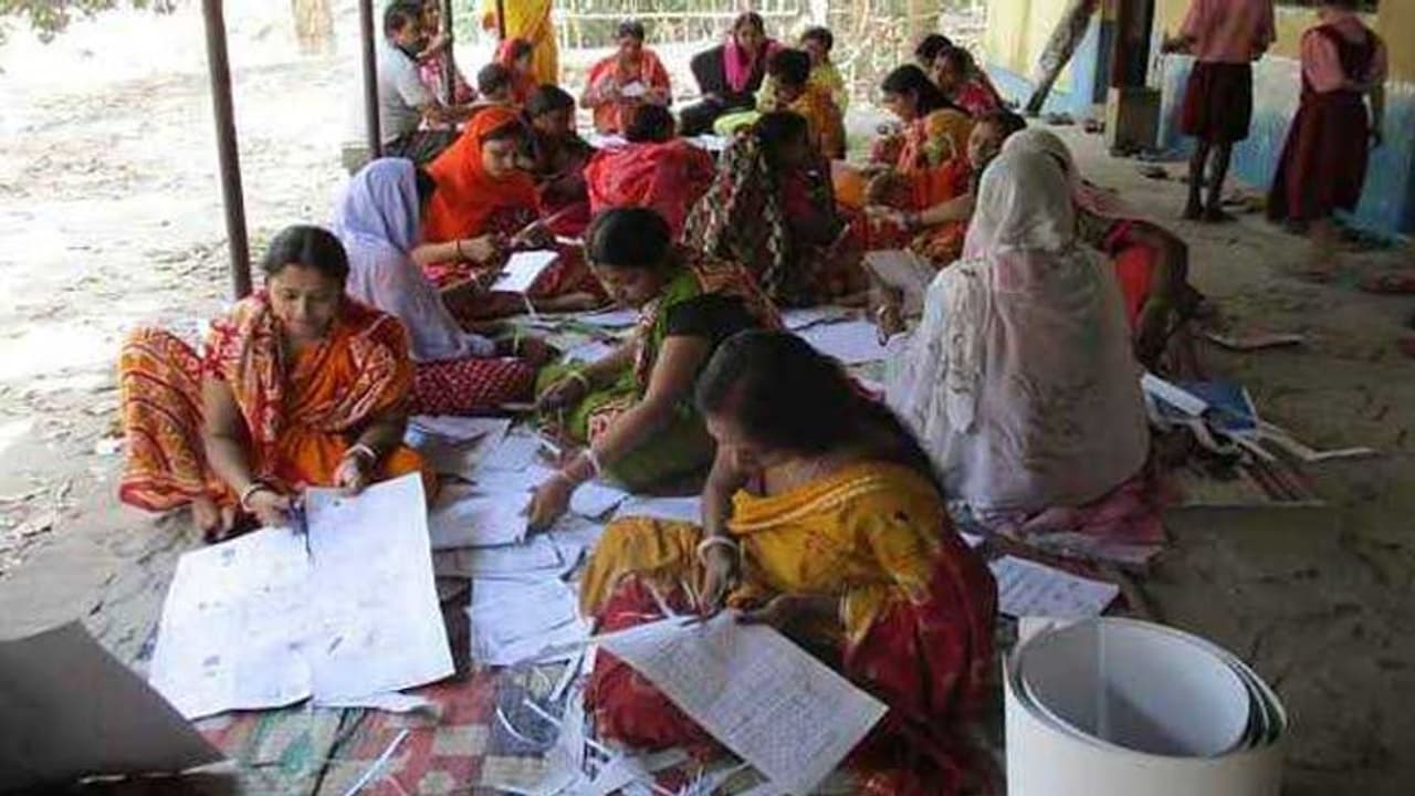 লক্ষ্য সীমান্ত এলাকার মহিলাদের স্বনির্ভর করে তোলা, উদ্যোগ নিল মুর্শিদাবাদ জেলা প্রশাসন লক্ষ্য সীমান্ত এলাকার মহিলাদের স্বনির্ভর করে তোলা, উদ্যোগ নিল মুর্শিদাবাদ জেলা প্রশাসন